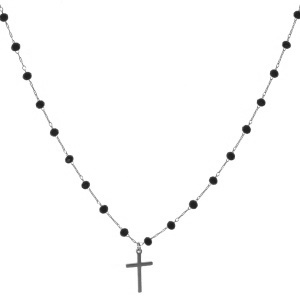 Collier composé d'une chaîne en acier argenté, de perles de couleur noire et d'un pendentif en forme de croix en acier argenté. Fermoir mousqueton avec 5 cm de rallonge.