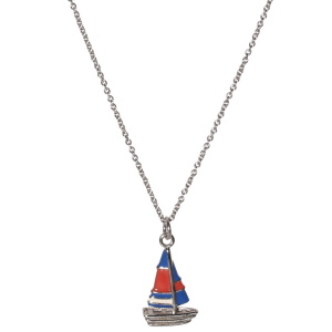 Collier composé d'une chaîne en acier argenté et d'un pendentif en forme de bateau pavé d'émail de couleur. Fermoir mousqueton avec anneaux de rappel à 47, 50 et 53 cm.