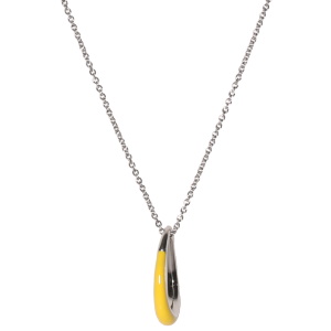 Collier composé d'un chaîne en acier argenté et d'un pendentif en forme de cercle ovale recouvert d'émail de couleur jaune. Fermoir mousqueton avec anneaux de rallonge à 45, 48 et 51 cm.