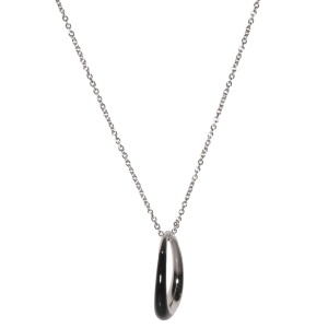 Collier composé d'un chaîne en acier argenté et d'un pendentif en forme de cercle ovale recouvert d'émail de couleur noir. Fermoir mousqueton avec anneaux de rallonge à 45, 48 et 51 cm.