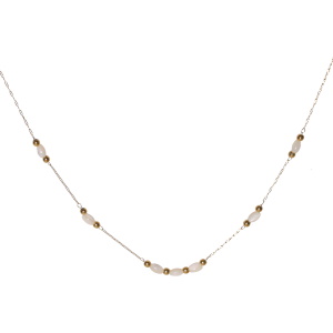 Collier composé d'une chaîne en acier doré et de perles de nacre. Fermoir mousqueton avec 5 cm de rallonge.