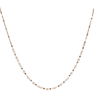 Collier composé d'une chaîne avec perles en acier doré et de perles de couleur blanche. Fermoir mousqueton avec 5 cm de rallonge.
