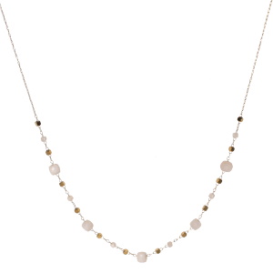 Collier composé d'une chaîne avec perles cubiques en acier doré et de perles cubiques de couleur blanche. Fermoir mousqueton avec 5 cm de rallonge.

