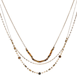 Collier triple rangs composé d'une chaîne de 39 cm de long en acier doré avec des perles de couleur marron, d'une chaîne de 40 cm de long en acier doré et d'une chaîne de 43 cm de long avec perles rectangulaires en acier doré et de perles de couleur marron. Fermoir mousqueton avec 5 cm de rallonge.
