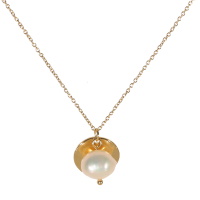 Collier composé d'une chaîne et d'un pendentif rond martelé en acier doré et d'une perle de nacre. Fermoir mousqueton avec 5 cm de rallonge.