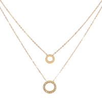 Collier double rangs composé d'une chaîne de 37 cm de long avec pendentif cercle en acier doré et d'une chaîne de 40 cm de long en acier doré avec pendentif cercle pavé de strass. Fermoir mousqueton avec 4 cm de rallonge.