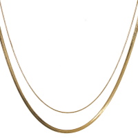 Collier double rangs composé d'une chaîne de 38 cm de long en acier doré et d'une chaîne maille serpent de 42 cm de long en acier doré. Fermoir mousqueton avec 5 cm de rallonge.