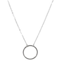 Collier composé d'une chaîne et d'un pendentif cercle en acier argenté. Fermoir mousqueton avec 5 cm de rallonge.