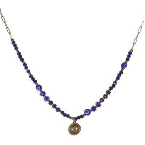 Collier composé d'une chaîne en acier doré, de perles de couleur bleue, de perles rondes représentant un œil et d'un pendentif rond représentant un œil en acier doré. Fermoir mousqueton avec 5 cm de rallonge.
