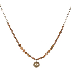 Collier composé d'une chaîne en acier doré, de perles de couleur marron, de perles rondes représentant un œil et d'un pendentif rond représentant un œil en acier doré. Fermoir mousqueton avec 5 cm de rallonge.