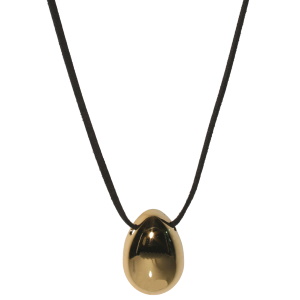 Collier composé d'un cordon de suédine noire et d'un pendentif en forme de goutte en acier doré.