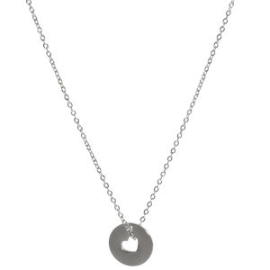 Collier composé d'une chaîne et d'un pendentif pastille ronde ajourée d'un cœur en acier argenté. Fermoir mousqueton avec 5 cm de rallonge.