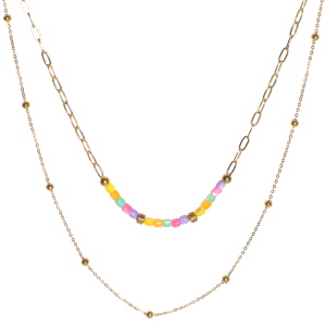 Collier double rangs composé d'une chaîne de 39 cm de long en acier doré et de perles multicolores, ainsi qu'une chaîne de 46 cm de long avec boules en acier doré. Fermoir mousqueton avec 5 cm de rallonge.
