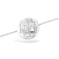 Bracelet composé d'une chaîne et d'une pastille ronde représentant un guerrier grec en argent 925/000 rhodié. Fermoir mousqueton avec anneaux de rappel à 16 et 18 cm.