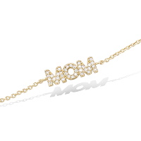 Bracelet composé d'une chaîne en plaqué or jaune 18 carats et du mot MOM pavé d'oxydes de zirconium.