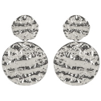 Boucles d'oreilles pendantes composées de deux pastilles rondes martelées en acier argenté.