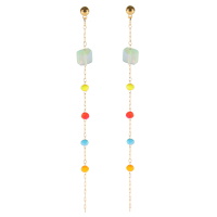 Boucles d'oreilles pendantes composées d'une chaîne en acier doré et de perles multicolores.