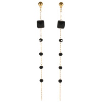 Boucles d'oreilles pendantes composées d'une chaîne en acier doré et de perles de couleur noire.