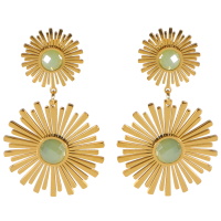 Boucles d'oreilles pendantes en forme de deux soleils en acier doré surmontés de deux pierres de couleur verte serties clos.