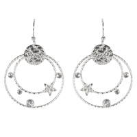 Boucles d'oreilles pendantes composées d'une pastille ronde martelée en acier argenté et de deux cercles surmontés d'une étoile en acier argenté et de quatre cristaux sertis clos.
