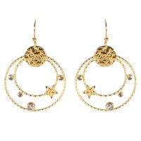 Boucles d'oreilles pendantes composées d'une pastille ronde martelée en acier doré et de deux cercles surmontés d'une étoile en acier doré et de quatre cristaux sertis clos.