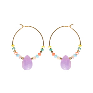 Boucles d'oreilles créoles en acier doré surmontées de perles multicolores avec une pierre en forme de goutte de couleur violette.
