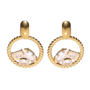 Boucles d'oreilles pendantes composées d'un cercle en acier doré surmonté de trois oxydes de zirconium blancs sertis griffes.