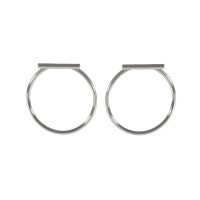 Boucles d'oreilles pendantes composées d'un cercle et d'une barre en acier argenté.