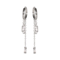 Boucles d'oreilles créoles en acier argenté avec pendants composés de chaînes et de deux cristaux sertis clos de forme rectangulaire.