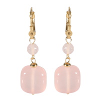 Boucles d'oreilles dormeuses en acier doré avec une perle ronde de couleur rose et d'une perle de forme carré de couleur rose.