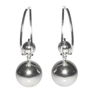 Boucles d'oreilles pendantes composées de deux boules mouvantes en acier argenté.
