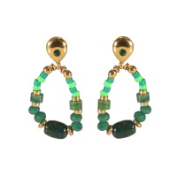 Boucles d'oreilles pendantes composées d'une puce en acier doré sertie d'un cristal de couleur vert et d'un cercle difforme surmonté de perles de couleur verte.