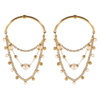 Boucles d'oreilles pendantes composées d'un arc de cercle avec 3 chaînettes en acier doré, de perles d'imitation et des pampilles rondes en acier doré et certaines pavées d'émail de couleur blanche.