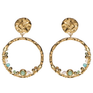 Boucles d'oreilles pendantes composées d'une pastille ronde martelée en acier doré et d'un cercle martelée en acier doré surmonté de perles de couleur turquoise, d'une perle de nacre et d'un cabochon de couleur turquoise.
