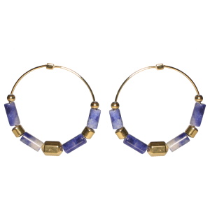 Boucles d'oreilles pendantes composées d'un cercle avec perles en acier doré et de perles cylindriques en pierre de couleur bleue.