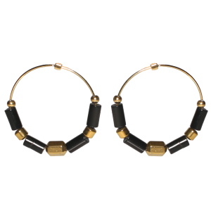 Boucles d'oreilles pendantes composées d'un cercle avec perles en acier doré et de perles cylindriques en pierre de couleur noire.