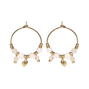 Boucles d'oreilles créoles en acier doré avec des perles et pampilles de couleur blanche et un pendant en forme de cœur en acier doré.