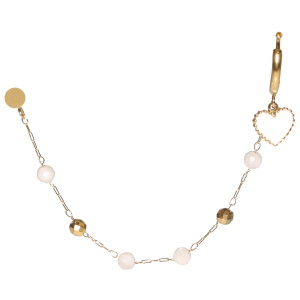Boucle d'oreille composée d'une puce ronde en acier doré, d'une chaîne avec perles en acier doré et perles de couleur blanche et d'une créole en acier doré avec un pendant en forme de cœur pavé d'émail de couleur blanc. Vendu à l'unité.