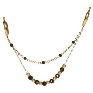 Boucle d'oreille composée d'une créole en acier doré, d'une chaîne avec perles en acier doré et perles de couleur noire, d'une chaîne en acier doré avec perles en émail de couleur noir et d'une créole en acier doré. Vendu à l'unité.