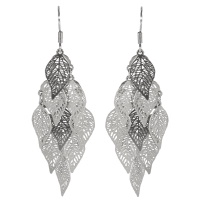 Boucles d'oreilles pendantes composées de feuilles filigranes en acier argenté.