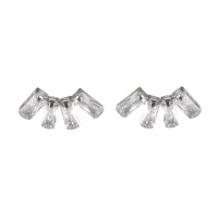 Boucles d'oreilles pendantes en acier argenté avec 4 cristaux sertis griffes de forme rectangulaire.