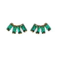 Boucles d'oreilles pendantes en acier doré avec 4 cristaux de couleur vert sertis griffes de forme rectangulaire.