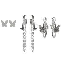 Lot de 3 paires de boucles d'oreilles composées d'une paire de puces en forme de papillon en acier argenté, une paire de créoles surmontées d'un papillon en acier argenté et d'une paire de créoles ouvertes avec un pendant papillon et une chaînette en acier argenté.
