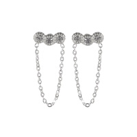 Boucles d'oreilles pendantes composées de trois cristaux sertis clos et d'une chaînette en acier argenté.