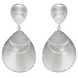 Boucles d'oreilles pendantes composées de deux pastilles ovales avec motifs en acier argenté.