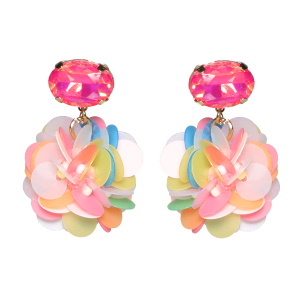 Boucles d'oreilles pendantes en acier doré composées d'un cristal rose serti 4 griffes et d'une boule en forme de fleur multicolore.
