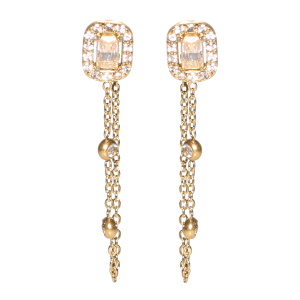 Boucles d'oreilles pendantes composées d'une puce en forme de rectangle en acier doré sertie d'un cristal entouré de strass et d'une chaîne en acier doré sertie clos de deux cristaux.