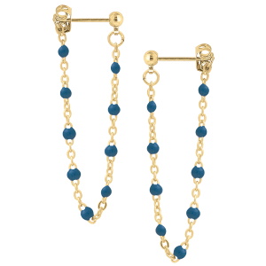 Boucles d'oreilles pendantes composées d'une puce ronde en plaqué or jaune 18 carats et d'une chaîne avec des perles de couleur bleue.