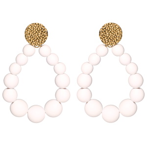 Boucles d'oreilles pendantes composées d'une pastille ronde en acier doré et d'un cercle ovale de perles de couleur blanche.