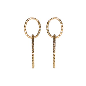 Boucles d'oreilles pendantes composées de deux cercles ovales entrelacés en acier doré.